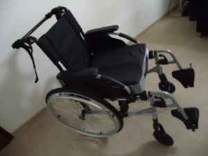 Rollstuhl und Zubehör: Rollstuhl Invacare Action 2NG