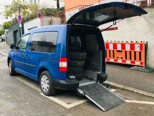 Behindertengerechtes Auto: VW Caddy mit Hydraulik Rollstuhlrampe