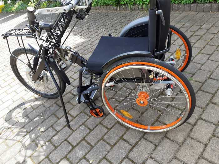 Foto ProActiv E-Bike mit Rollstuhl