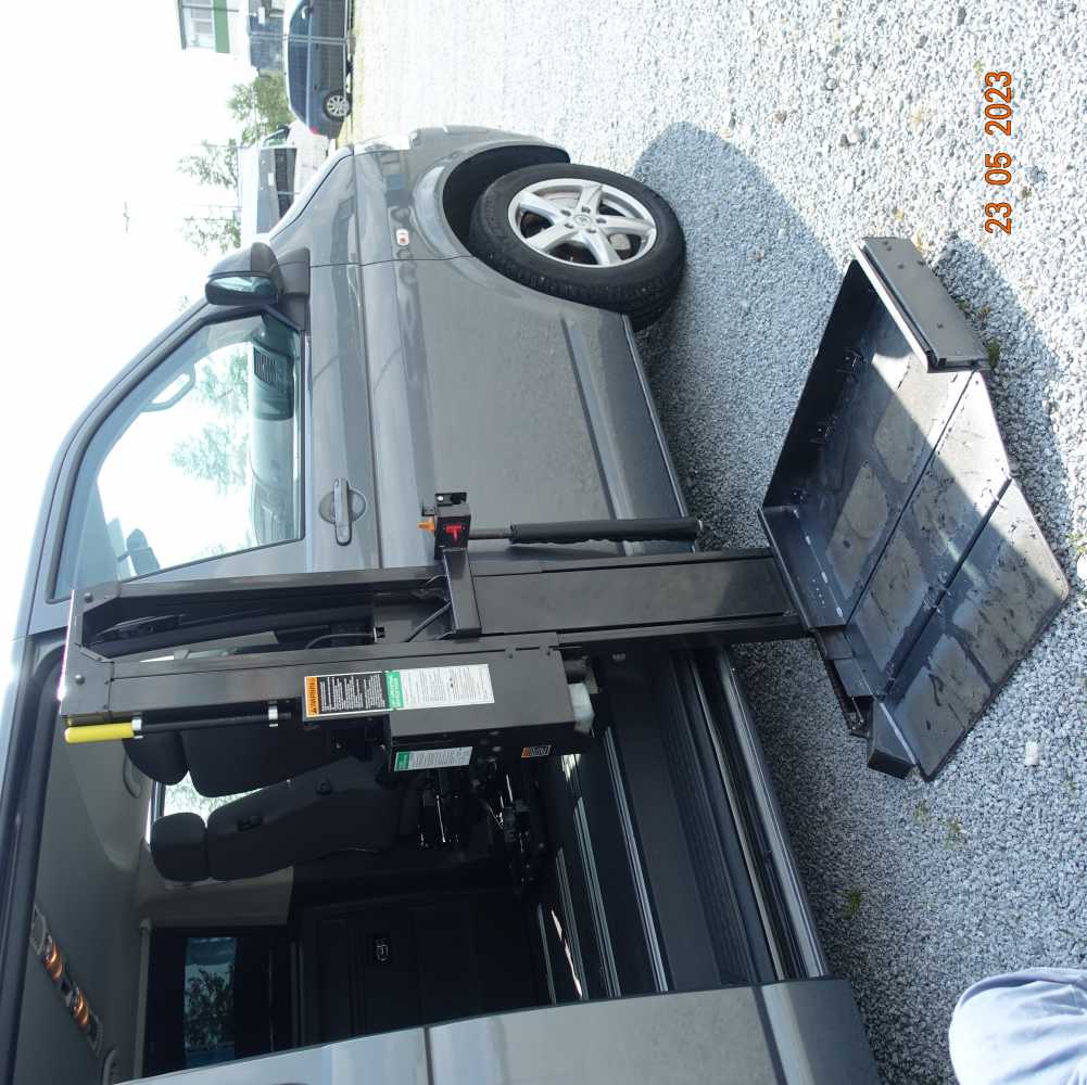 Foto VW Multivan T5 lg. mit Rollstuhlhebeanlage