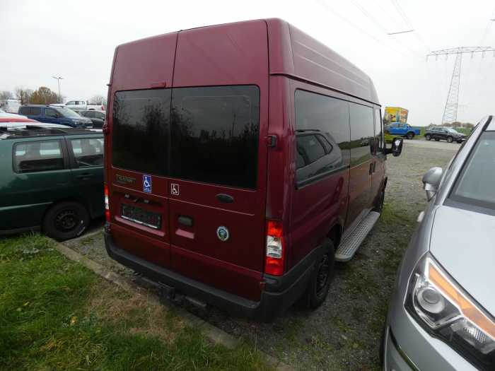 Foto Ford Transit mit Hebevorrichtung für Rollstuhl