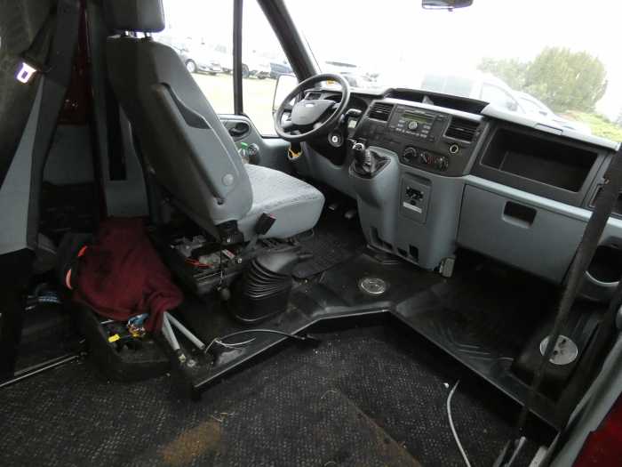 Foto Ford Transit mit Hebevorrichtung für Rollstuhl