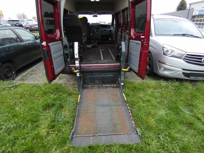 behindertengerechtes-auto-gebraucht Ford Transit mit Hebevorrichtung für Rollstuhl