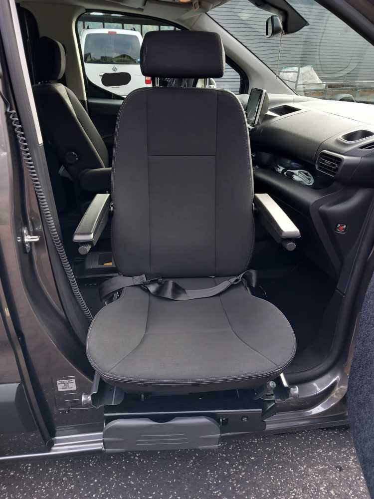 Foto Fahrzeug mit Turny Evo Schwenkhubsitz/Rollstuhl
