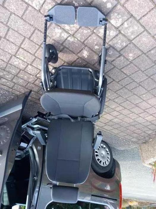 Foto Fahrzeug mit Turny Evo Schwenkhubsitz/Rollstuhl