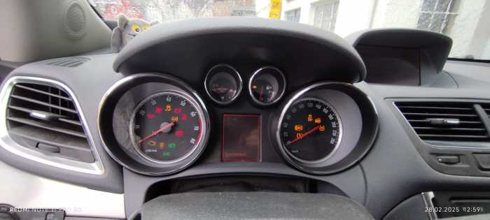 Foto Opel Mokka mit Gasring und Handbetriebsbremse