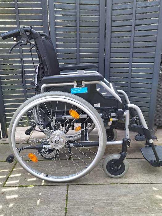 Foto Leichtgewichtsrollstuhl mit Schiebehilfe