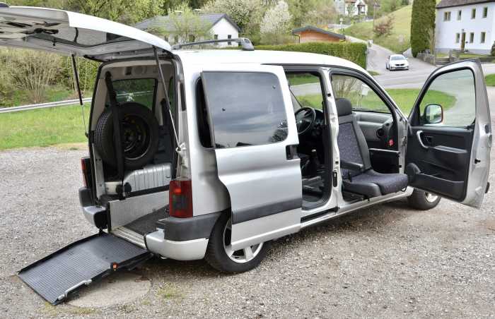 behindertengerechtes-auto-gebraucht Mit Rollstulrampe, Beifahrersitz ausschwenkbar