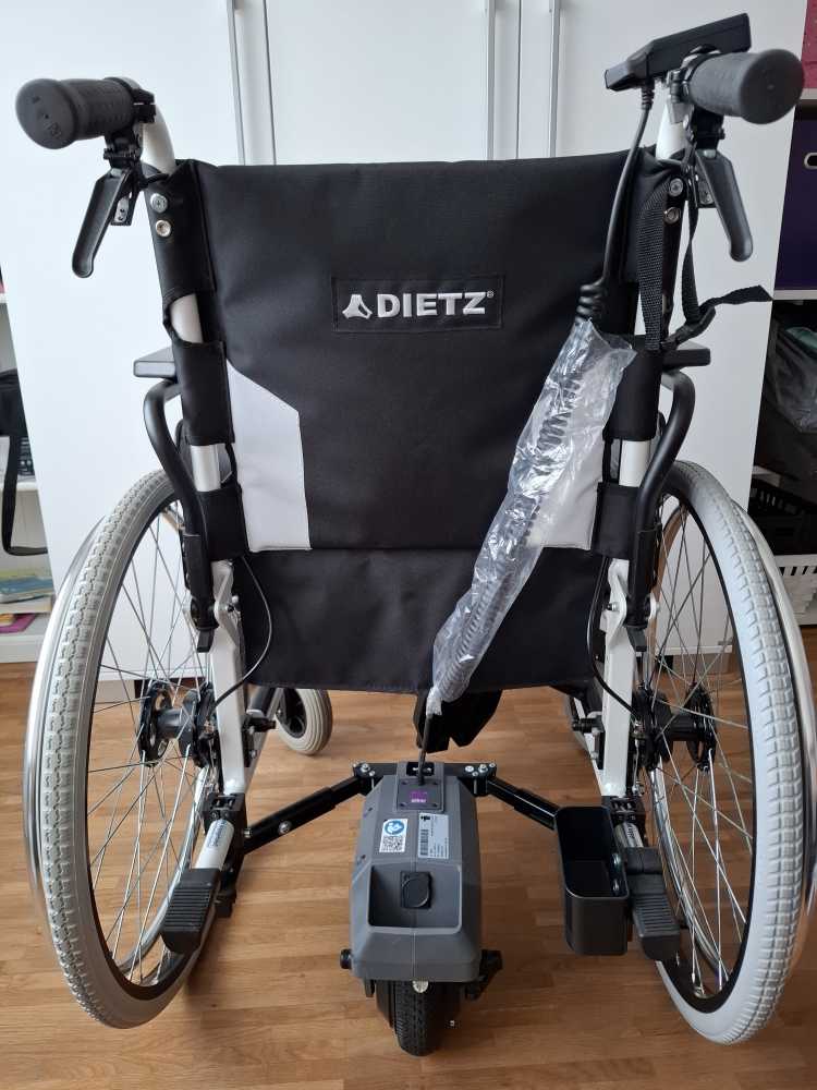 Foto Dietz Caneo E Rollstuhl mit Albers Schiebehilfe Vi