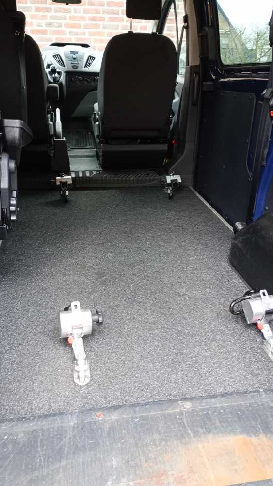 Foto Ford Transit mit Hebebühne hinten