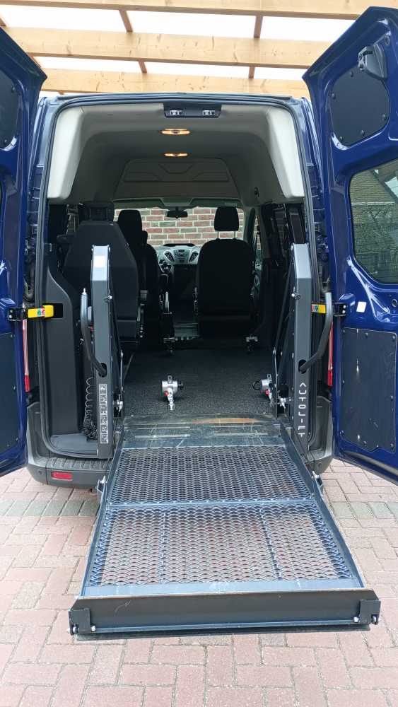 Foto Ford Transit mit Hebebühne hinten