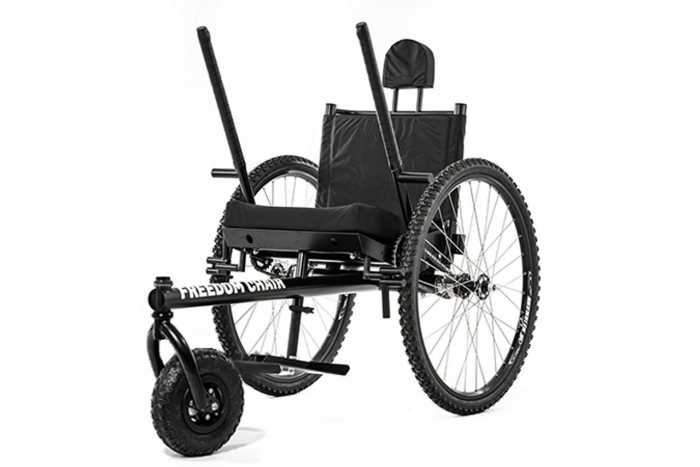 Foto Outdoor-Rollstuhl mit Hebelantrieb.  Grit Freedom