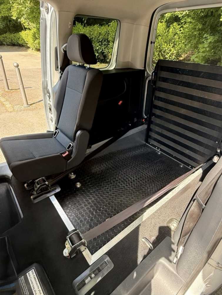 Foto VW Caddy Transporter mit Rollstuhlrampe