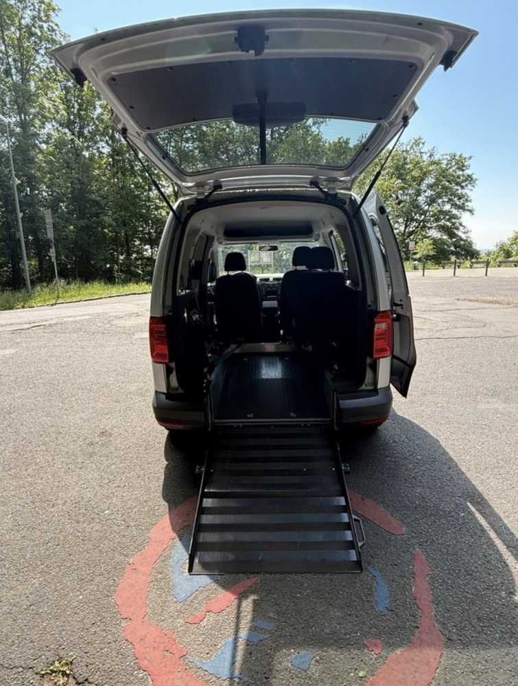 Foto VW Caddy Transporter mit Rollstuhlrampe