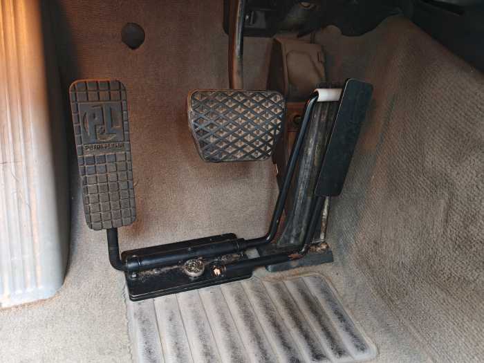 behindertengerechtes-auto-gebraucht BMW 325 ci Umbau Fußgas links