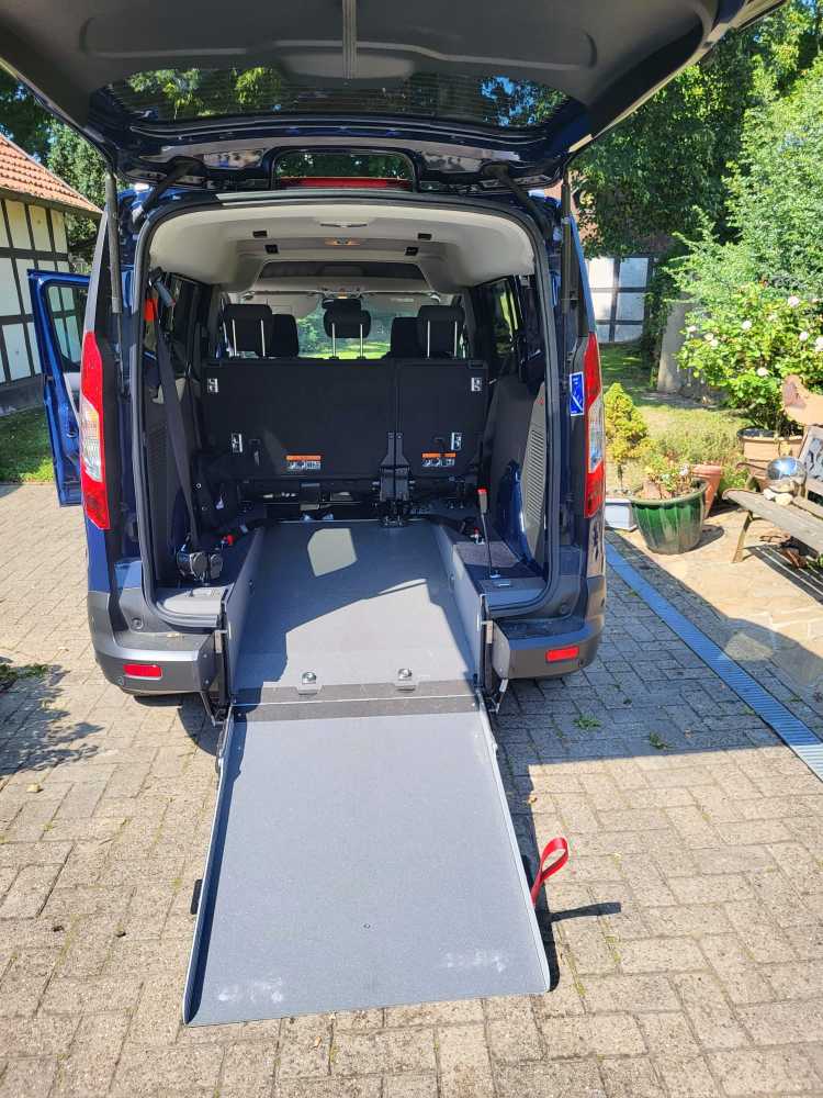 Foto Ford Transit Connect mit Rollstuhlrampe