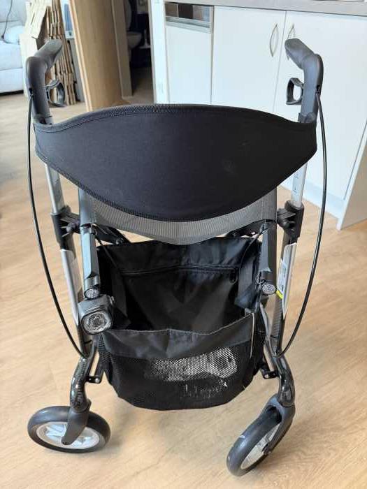 Foto Rollator aus Carbon mit Zubehör