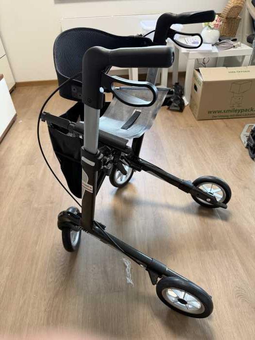 Foto Rollator aus Carbon mit Zubehör