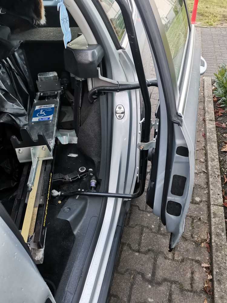 Foto VW Passat Kombi 1,6 fsi Selbstfahrer mit Rollstuhl
