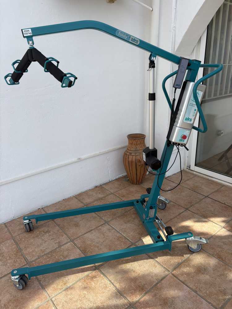 Foto AKS foldy Patientenlifter mit Standardtransportbü