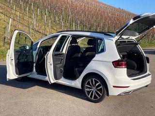 Foto Golf Sportsvan mit Gasring an Lenkrad