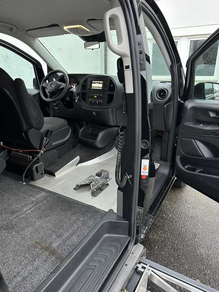 Foto Mercedes-Benz Vito umgebaut für Rollstuhl