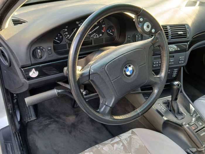 behindertengerechtes-auto-gebraucht BMW E39 mit Handbedienung links und Lenkradknauf
