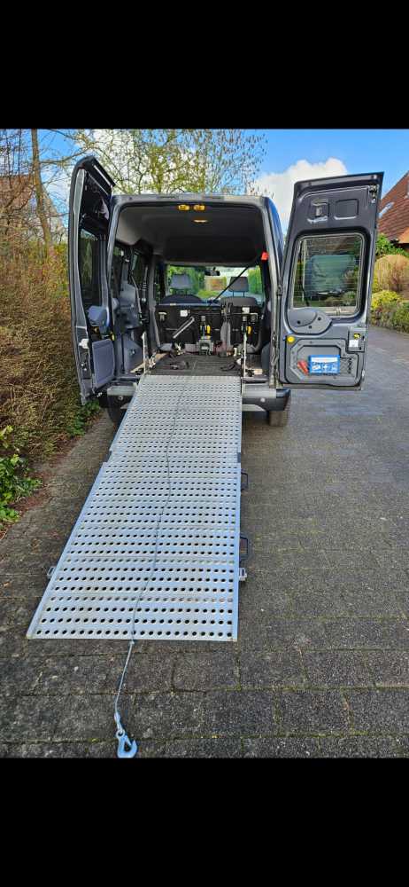 Foto umgebauer Ford Tourneo für Rollstuhl