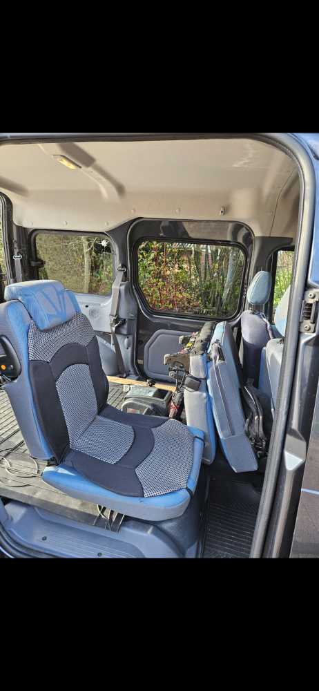 Foto umgebauer Ford Tourneo für Rollstuhl