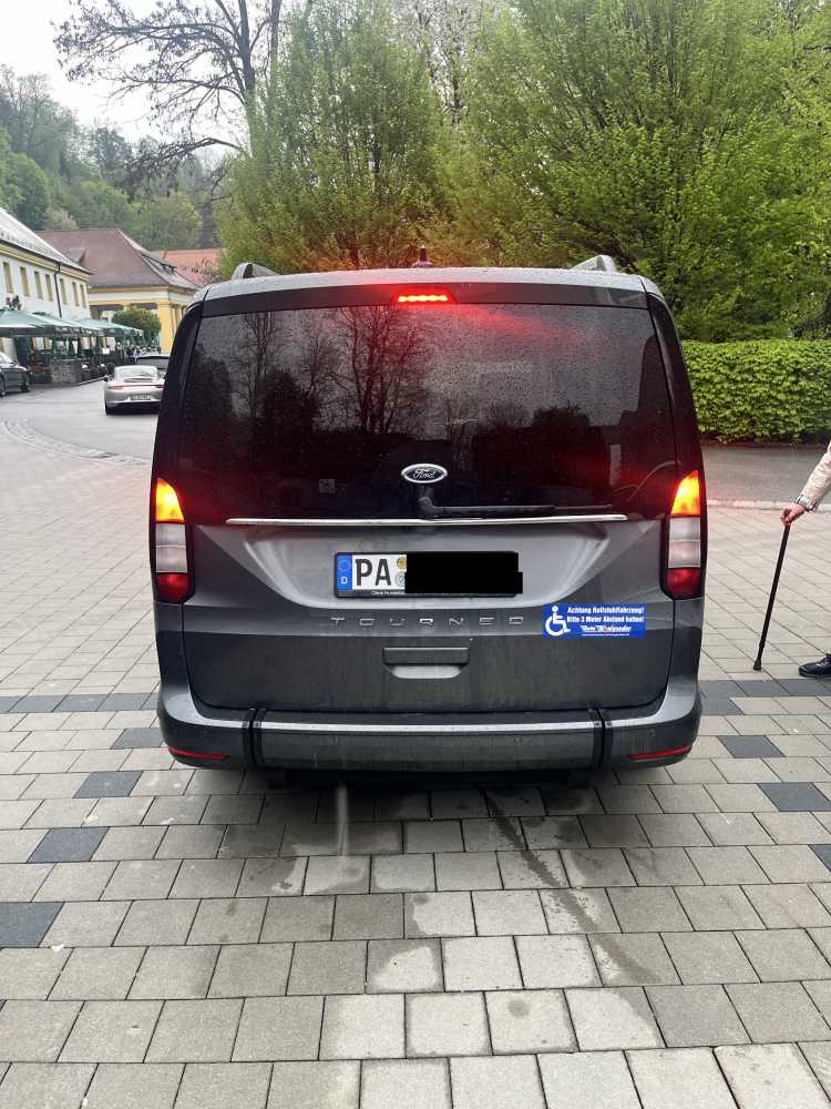 Foto Ford Tourneo Connect mit Rampe im Heck