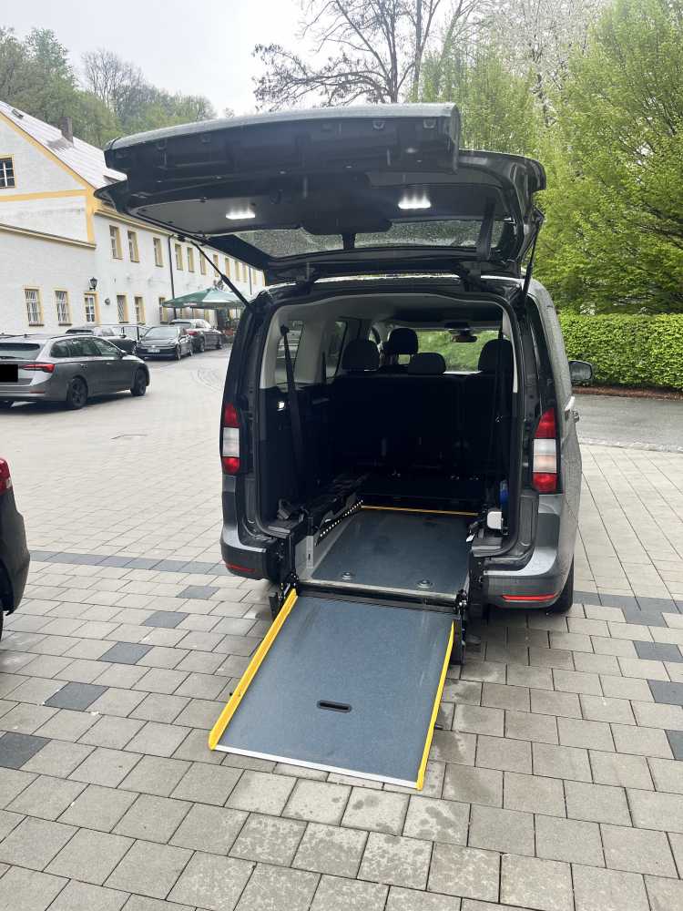 Foto Ford Tourneo Connect mit Rampe im Heck