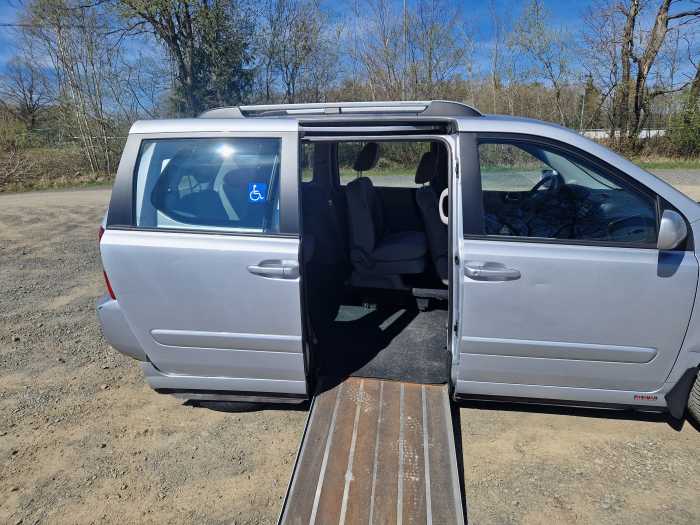 behindertengerechtes-auto-gebraucht KIA  Carnival mit Paravan Umbau