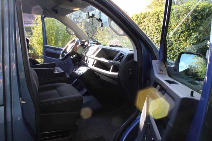 Foto VWT6 Multivan mit Hublift seitlich