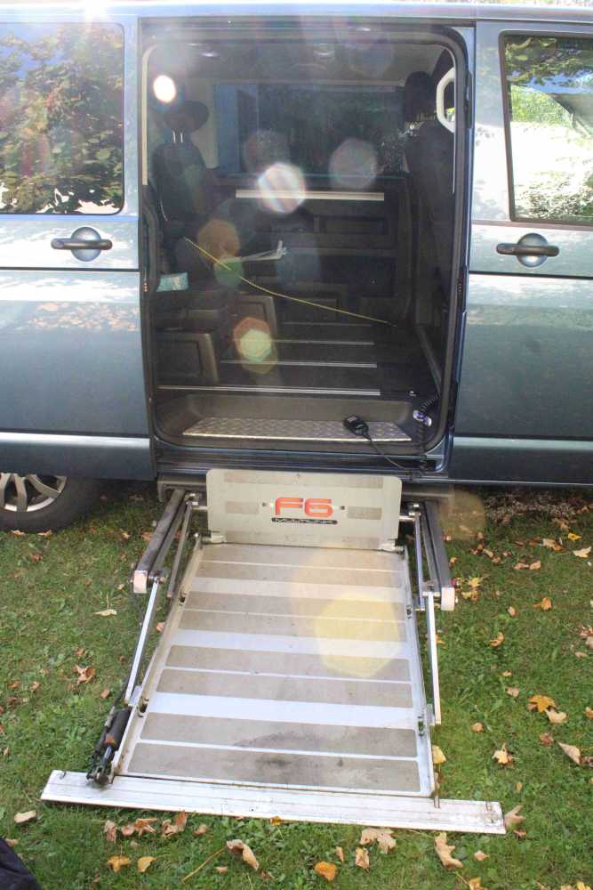 Foto VWT6 Multivan mit Hublift seitlich