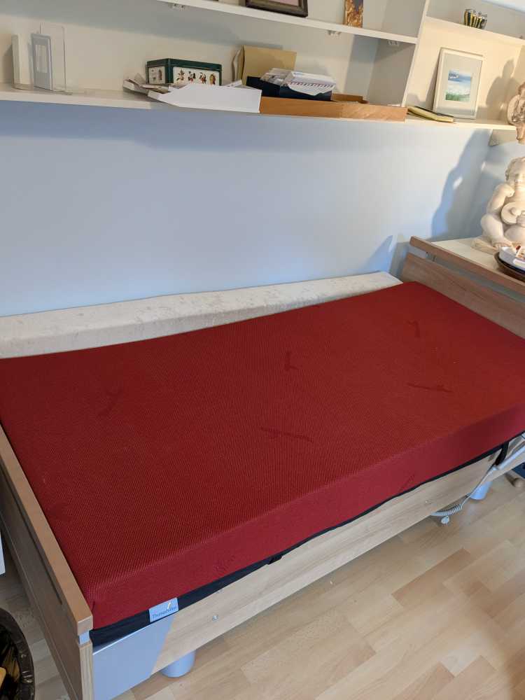 Foto Pflegebett in Buchenholz-Optik mit/ohne Matratze