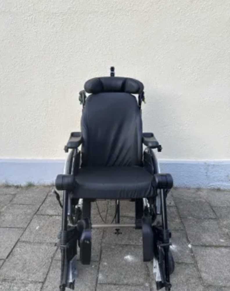 Foto Invacare REA Clematis Pro Pflegerollstuhl – Kopfst