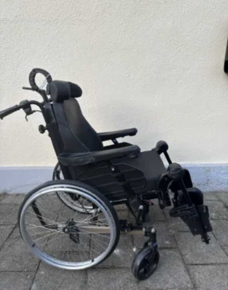 Foto Invacare REA Clematis Pro Pflegerollstuhl – Kopfst