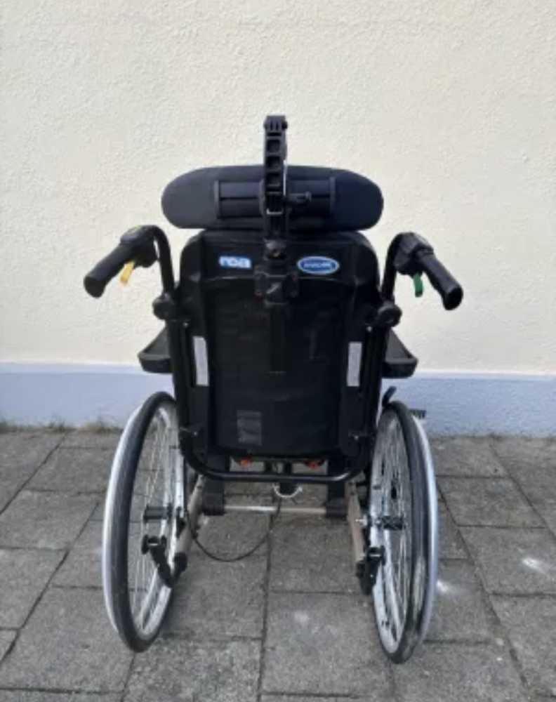 Foto Invacare REA Clematis Pro Pflegerollstuhl – Kopfst