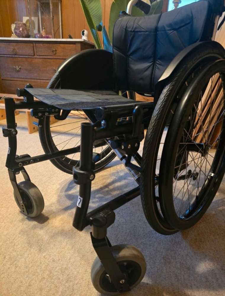 Foto Neuwertiger Adaptivrollstuhl Ottobock Motus 2cv