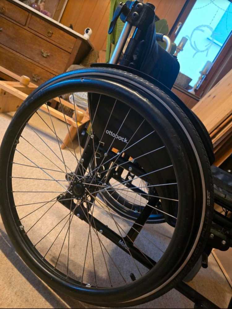 Foto Neuwertiger Adaptivrollstuhl Ottobock Motus 2cv