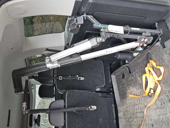 Foto Caddy mit Hebekrahn für Rollstuhl