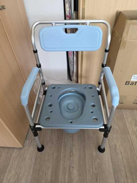 Foto Toilettenstuhl 6fach höhenverstellbar und faltbar