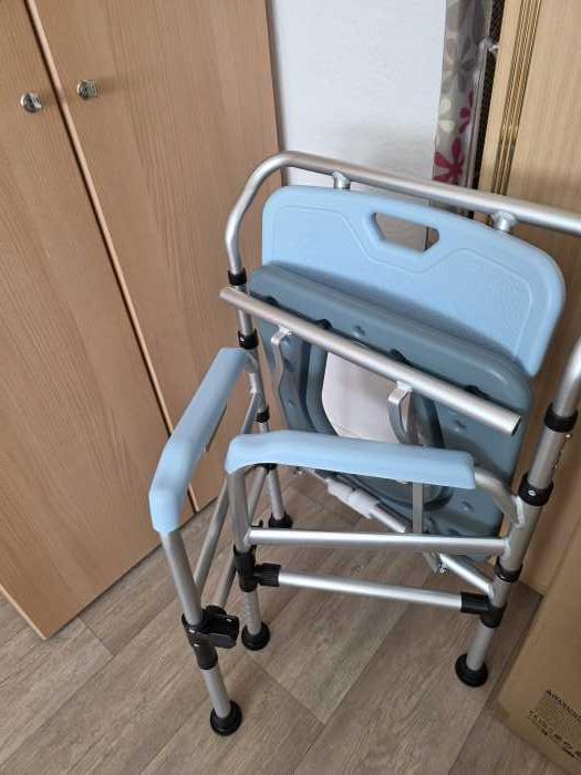 Foto Toilettenstuhl 6fach höhenverstellbar und faltbar