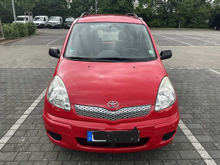 Foto Toyota Yaris Verso mit Rollstuhl-Ladehilfe