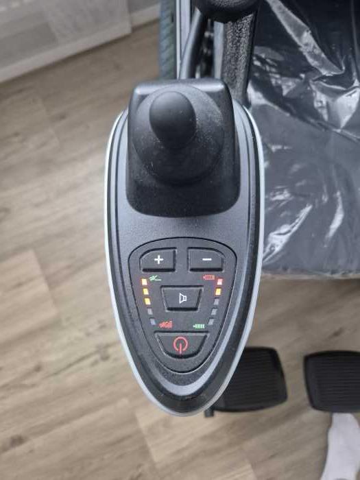 Foto Elektrischer Rollstuhl Mobiclinic Cenit faltbar