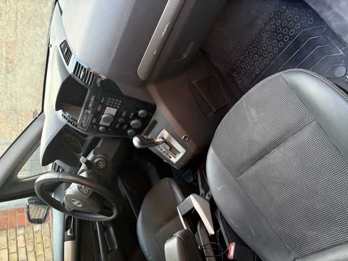 Foto Opel Zafira mit elektrischer Hebebühne