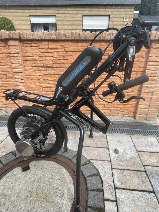 Foto EHandbike Dynagil mit zugehörigen Rollstühlen