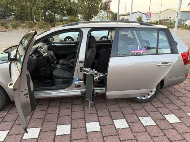 behindertengerechtes-auto-gebraucht Skoda Octavia mit Rollstuhlladehilfe