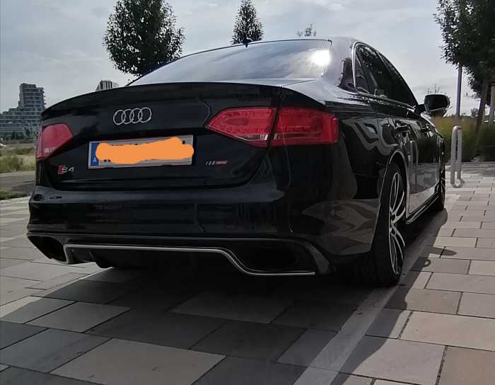 Foto Audi S4 mit Ladeboy und Schiebetüre