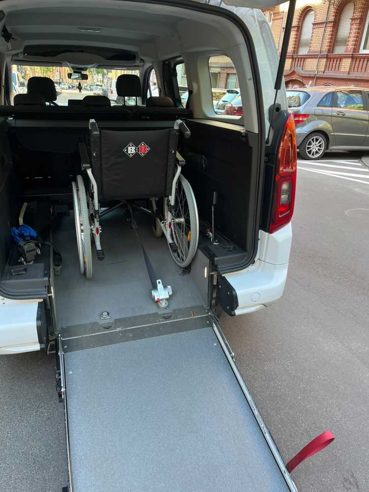 Foto Toyota Proace City Krankentransport mit Rampe